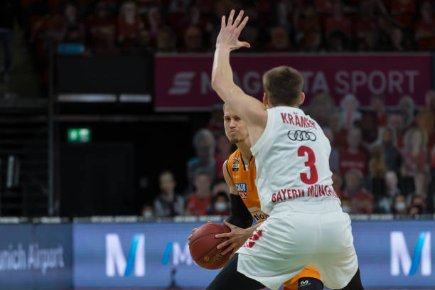 莱昂纳德在 莱昂纳德在